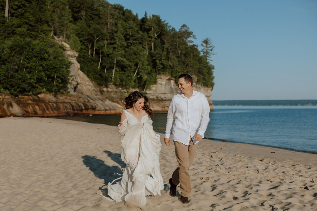 eloping couple at pictured rocks national lakeshore